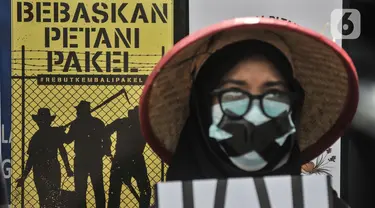 Aktivis Gerakan Rakyat untuk Kedaulatan Agraria menutup mulutnya saat aksi mogok makan di depan Kantor Kementerian ATR/BPN, Jakarta, Senin (20/2/2023). Dalam aksinya mereka mendesak Kapolri untuk membebaskan tiga petani yang ditangkap oleh pihak Kapolda Jatim. (merdeka.com/Iqbal S Nugroho)