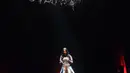 Meski konsep panggung tak begitu megah, namun suara merdu Raisa menjadi daya tarik yang begitu kuat dalam konser perdananya "Pameran Utama Live in Concert" di Istora Senayan, Jakarta, Minggu (24/5/2015). (Liputan6.com/Panji Diksana)
