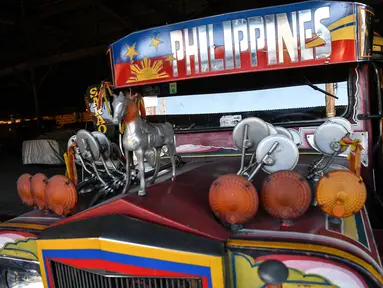 Dalam foto yang diambil pada 3 April 2024 ini, sebuah jeepney penumpang model lama yang diproduksi sejak tahun 1950-an oleh Sarao Motors, dipajang di bengkel di Las Pinas City, pinggiran kota Manila. (Ted ALJIBE / AFP)