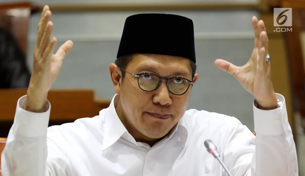 Menag Lukman Hakim Saifuddin saat mengikuti raker dengan Komisi VIII DPR di Senayan, Jakarta (24/5). Dalam rapat ini, Menag mengklarifikasi terkait daftar 200 mubaligh yang dikeluarkan dalam rilis Kemenag beberapa waktu lalu. (Liputan6.com/JohanTallo)