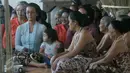 Putri Sultan HB X GKR Pembayun (kebaya biru) mengikuti prosesi numplak wajik di keraton Kesultanan Yogyakarta, (4/7).Numplak wajik di selenggrakan untuk memulai proses pembuatan Gunungan yang akan di perebutkan pada hari raya idul fitri.(Boy Harjanto)