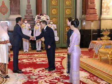 Presiden Joko Widodo dan Iriana Jokowi melakukan royal audience dengan Raja Thailand Maha Vajiralongkorn dan Ratu Suthida Bajrasudhabimalalakshana di Chakri Maha Prasat Throne Hall, Bangkok, Jumat (18/11/2022). Pertemuan ini berlangsung di sela-sela Konferensi Tingkat Tinggi (KTT) APEC 2022. (Foto: Bureau of the Royal Household, Kingdom of Thailand)