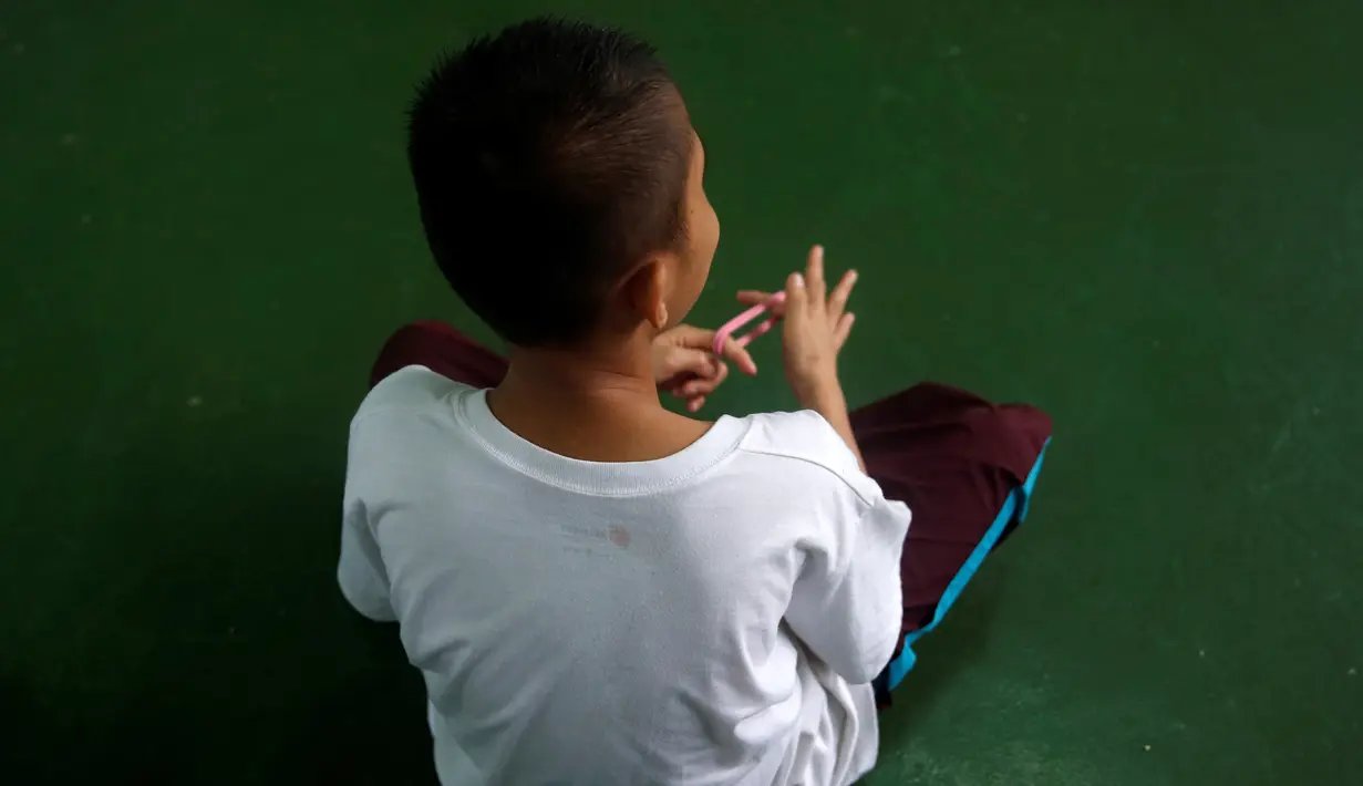 Seorang anak saat menjalani pemulihan di sebuah pusat rehabilitasi narkoba milik pemerintah di Taguig, Metro Manila, Filipina, (12/12). Filipina di bawah kepemimpinan Presiden Rodrigo Duterte gencar memerangi narkoba. (REUTERS/Erik De Castro)