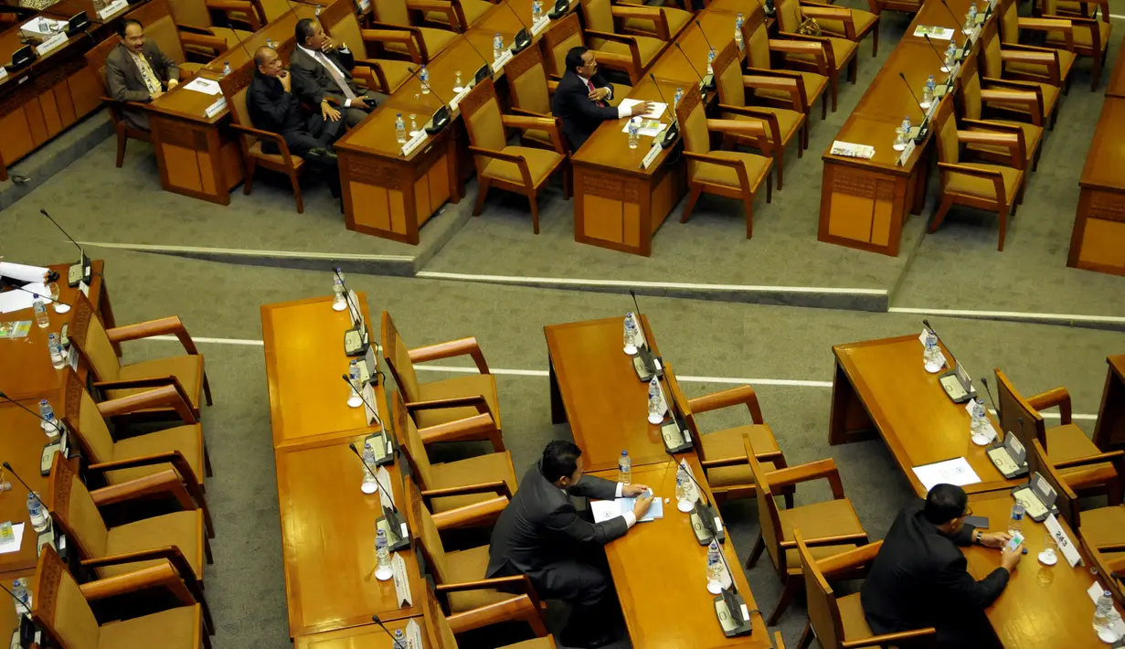 Hanya 332 anggota dari 560 anggota dewan yang hadir dalam Rapat Paripurna ke 21 di Gedung DPR RI pada Rabu 5 Maret 2014 (Liputan6.com/Helmi Fithriansyah).