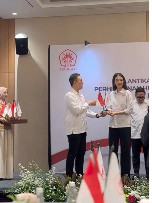 6 Potret Raline Shah Bertugas Jadi Stafsus Kemkomdigi, Beri Sambutan di Perhumas