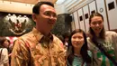 Gubernur Jakarta Basuki T Purnama foto bersama pebulutangkis Debby Susanto dan Gloria Emanuelle pada acara jamuan makan malam jelang Kejuaraan Dunia BWF 2015 di Balai Kota, Jakarta, Sabtu (8/8/2015). (Bola.com/Vitalis Yogi Trisna)