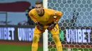 Adrian. Kiper berusia 35 tahun yang kini memasuki musim ketiga bersama Liverpool ini total telah membuat 39 clean sheet dari 139 laga di Liga Inggris. Jumlah tersebut dikoleksinya termasuk bersama West Ham United yang dibelanya selama 6 musim mulai 2013/2014 hingga 2018/2019. (AFP/Pool/Rui Vieira)