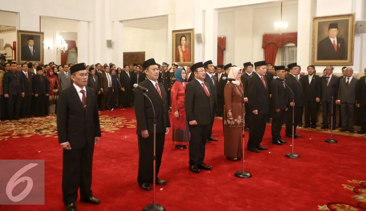 Dua anggota Komisi Yudisial (KY) dan 9 anggota Ombudsman saat mengikuti pelantikan di Istana Negara, Jakarta (12/2). Pelantikan tersebut berdasarkan Keputusan Presiden Nomor 20P Tahun 2016 untuk masa jabatan 2015-2020. (Liputan6.com/Faizal Fanani)