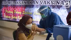 Petugas medis menyuntikkan vaksin Coronavac kepada tenaga kesehatan di Rumah Sakit Darurat Covid-19 Wisma Atlet Kemayoran, Jakarta, Rabu (20/1/2021). Sebanyak 2.630 tenaga kesehatan di RSD Wisma Atlet divaksinasi Covid-19 secara bertahap. (Liputan6.com/Fery Pradolo)