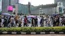 Ratusan imigran Afghanistan jalan kaki menuju Kedubes Kanada di Jakarta, Senin (13/12/2021). Dengan membawa spanduk dan poster, mereka menuntut UNHCR dan IOM segera memproses penempatan mereka ke negara tujuan seperti Kanada, Australia, Selandia Baru maupun AS. (Liputan6.com/Faizal Fanani)