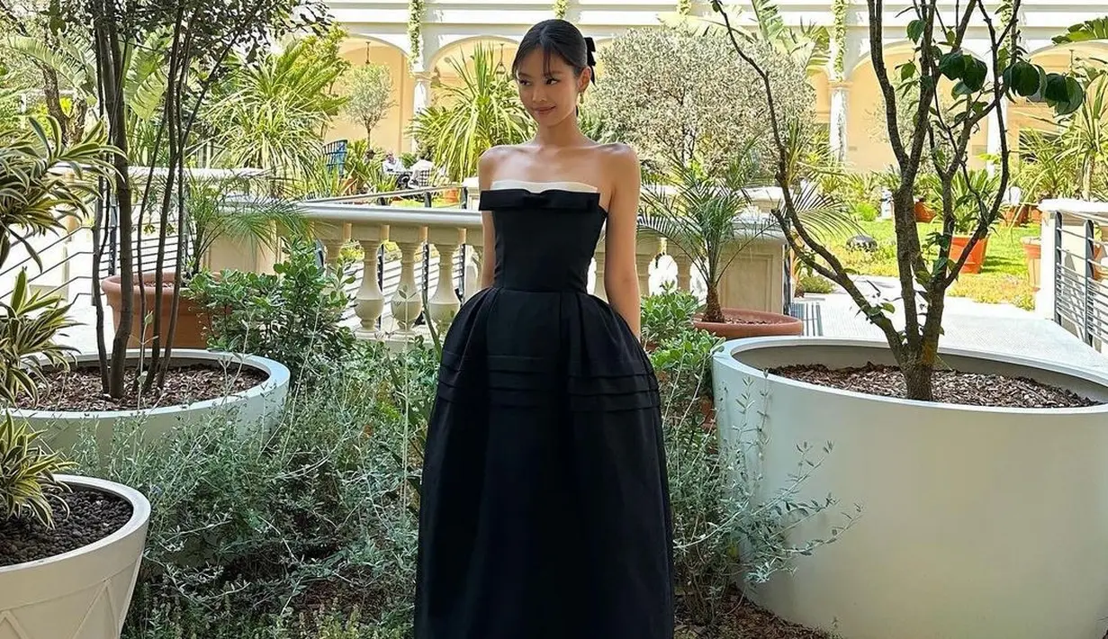 <p>Gaun lain yang ia kenakan saat menghadiri Cannes film festival tak kalah menarik. Strapless dress warna hitam memikat perhatian publik. [Instagram/jennierubyjane]</p>