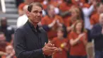 Petenis Spanyol, Rafael Nadal tak mampu membendung air matanya saat acara seremoni perpisahan selama Prancis Open 2025 di lapangan Philippe-Chatrier, Roland Garros Stadium, Paris, Prancis, Minggu (25/05/2025) waktu setempat. (AP Photo/Lindsey Wasson)