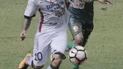 Striker Bali United, Irfan Bachdim, berebut bola dengan kapten PS TNI, Abduh Lestaluhu pada laga lanjutan Liga 1 di Stadion Pakansari, Bogor, Senin (10/7/2017). (Bola.com/M Iqbal Ichsan)
