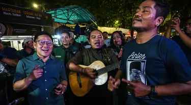 Calon Wakil Presiden Muhaimin Iskandar (kiri) bernyanyi bersama pendukungnya dalam kampanye pemilu pertamanya di Surabaya pada tanggal 28 November 2023. (Juni Kriswanto/AFP)