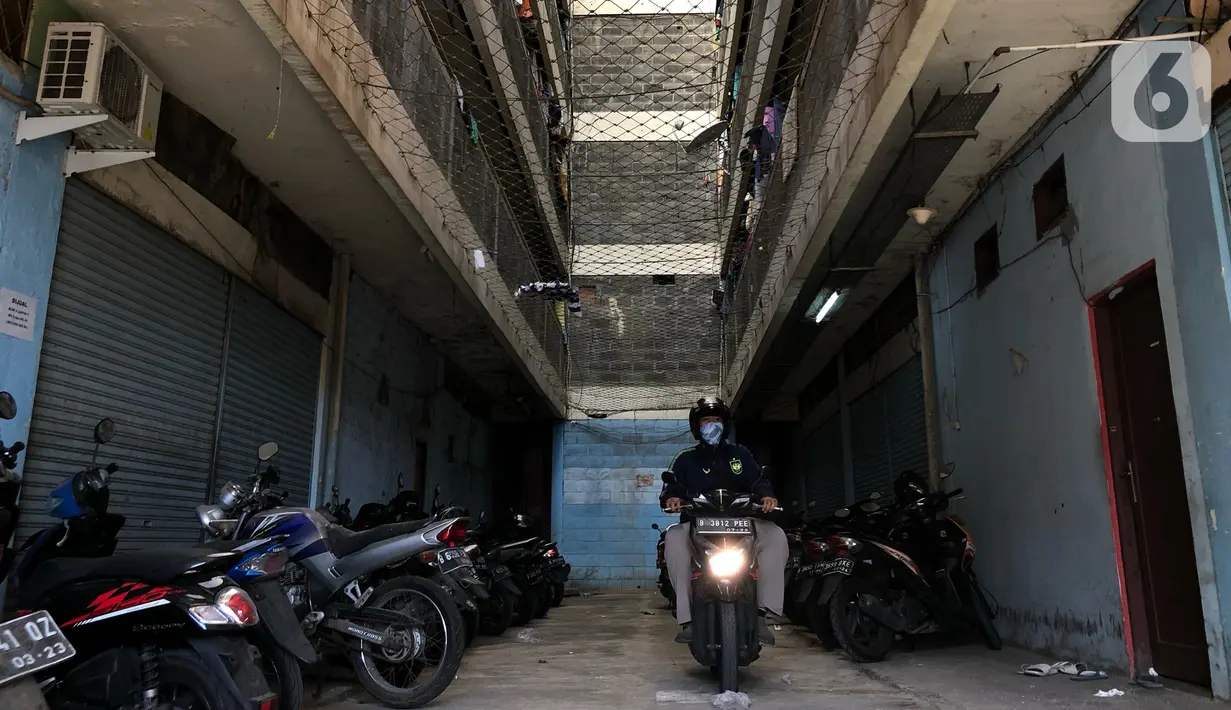 Warga beraktivitas di sekitar Rusun Petamburan, Jakarta, Jumat (21/8/2020). Proses pembangunan menggunakan skema multiyears dengan total keseluruhan sebanyak 5.835 unit hunian pada 31 tower. (Liputan6.com/Immanuel Antonius)