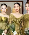 Saat akad nikah, deretan rekan selebriti Aaliyah seperti Yuki Kato, Amel Carla, Mahalini, Alyssa Daguise, dan Azizah Salsha mengenakan kebaya nuansa coklat susu dan kain batik coklat tua sebagai dress code mereka. [@alyysadaguise].