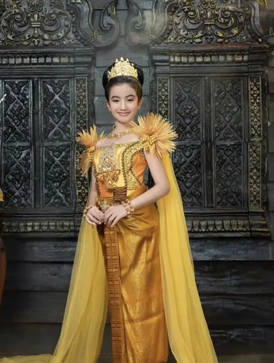 Bahkan gaya makeup dan rambutnya juga kian mendukung. Ia banyak berekplorasi untuk tampilan yang totalitas. [Foto: Norodom-Jenna/ Instagram]