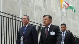 Wapres Jusuf Kalla berjalan kaki menuju markas Perserikatan Bangsa-bangsa (PBB) di New York, Amerika Serikat (AS), Senin (18/09). (Liputan6.com/Tim Media Wapres)