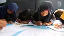 Anak-anak korban gempa tsunami Palu sedang mewarnai di halaman kantor Dinas Sosial Palu, Sulawesi Tengah, Sabtu (6/10). Trauma healing juga diberikan agar anak-anak percaya diri dan kembali ceria. (Liputan6.com/Fery Pradolo)