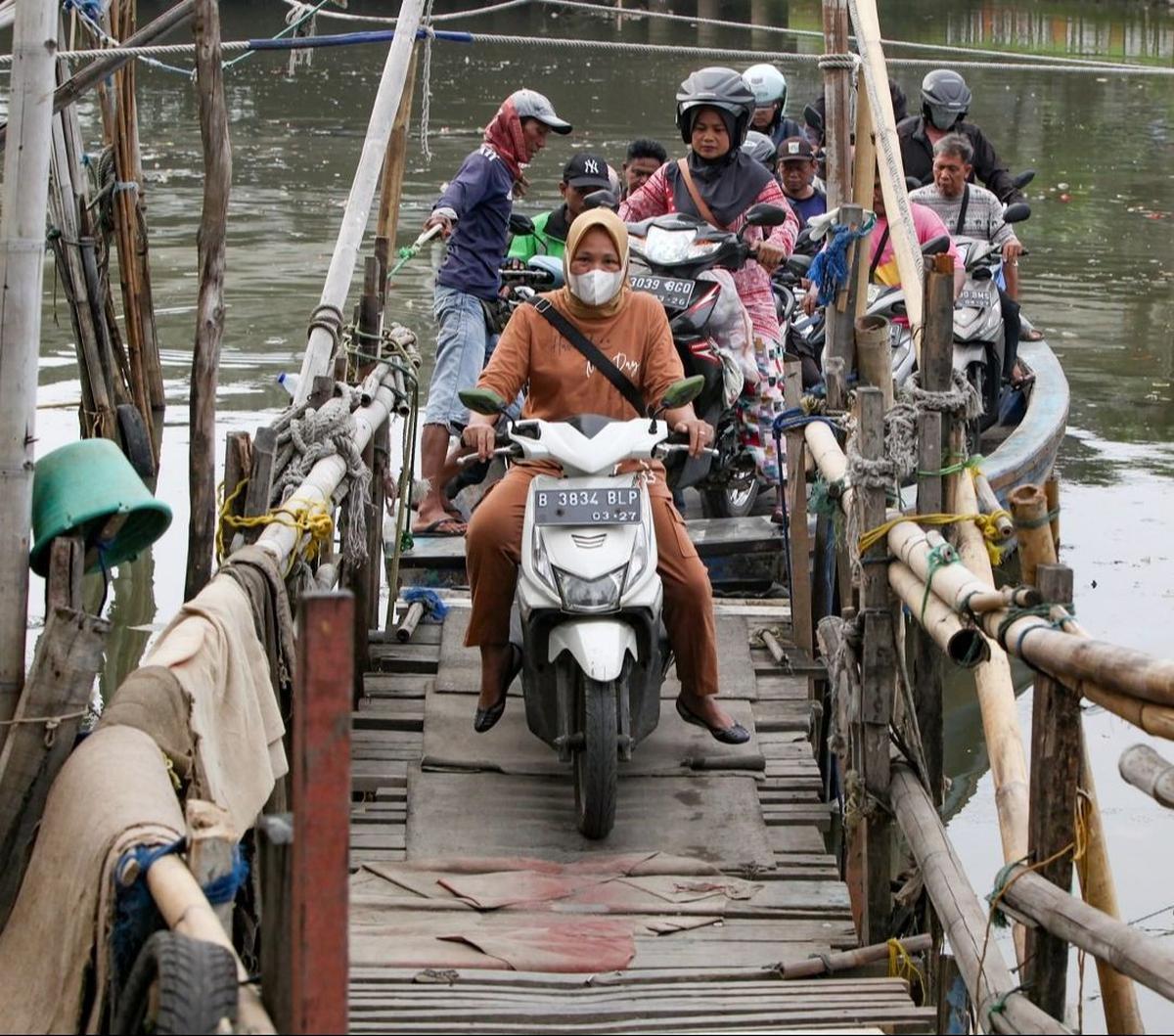 Selain itu, tarif yang dikenakan pun sangat terjangkau. <br><br>Hanya dengan membayar Rp2.000, penumpang sudah bisa menyeberang ke sisi lain sungai. Foto: merdeka.com / Arie Basuki<br>