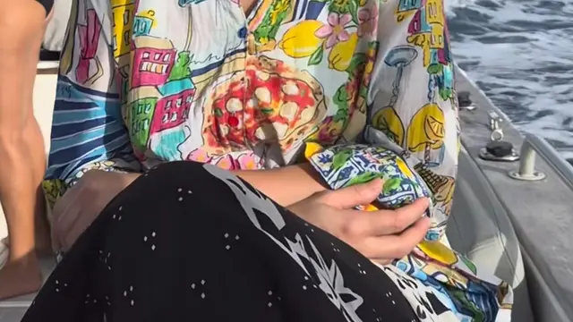 Luna Maya menikmati pulau bersama suami dengan wajah bare face. [@lunamaya]