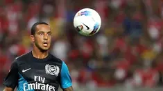 Theo Walcott turut menyumbang gol untuk Arsenal yang melumat Malaysia 4-0 dalam laga pramusim Tur Asia 2011 di Stadion Bukit Jalil, Kuala Lumpur, 13 Juli 2011. AFP PHOTO/Mohd Rasfan