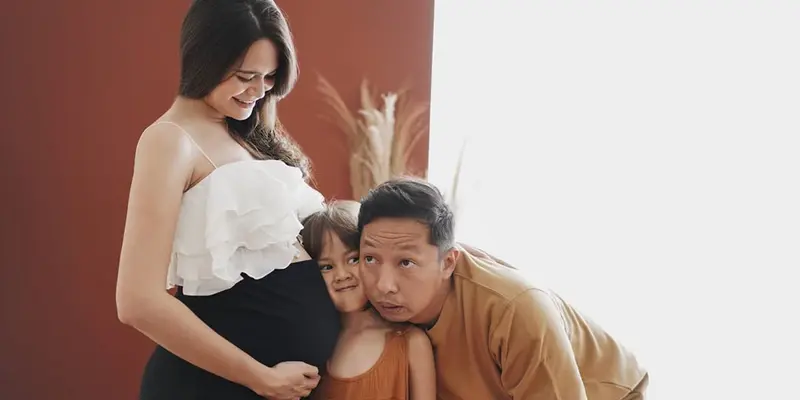 Yosh videoga ozini yalangoch korsatish