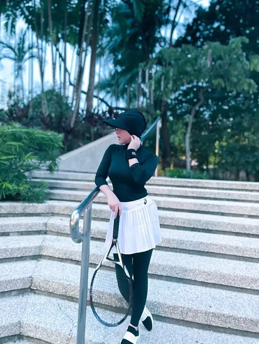 <p>Seperti pada outfit olahraganya yang satu ini dengan rnuansa hitam putih. Outfitnya terlihat serasi dengan sepatu yang digunakan dengan warna senada. [Instagram/princessyahrini]</p>