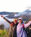 Pada momen sunrise trekking, Luna tampil standout mengenakan outer windbreaker oversized warna lilac bermotif abstrak yang memberi sentuhan playful di tengah nuansa earthy pegunungan.  [@lunamaya].