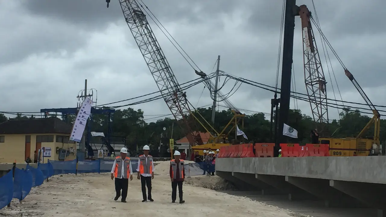 Presiden Jokowi tinjau pembangunan Waduk Nusa Dua di Kota Denpasar, Bali. (Liputan6.com/Lizsa Egeham)