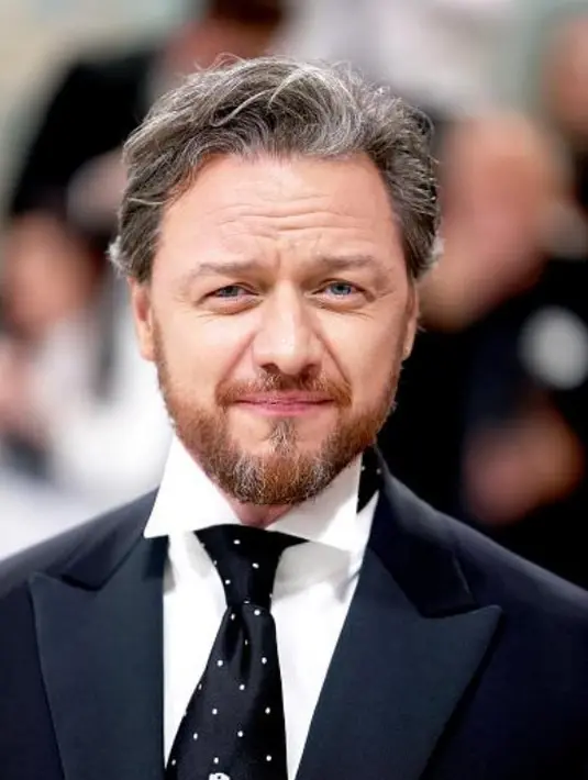 Pesona tampan James McAvoy di usia senja didukung dengan aksesori mini dari Panthere de Cartier [Cartier]