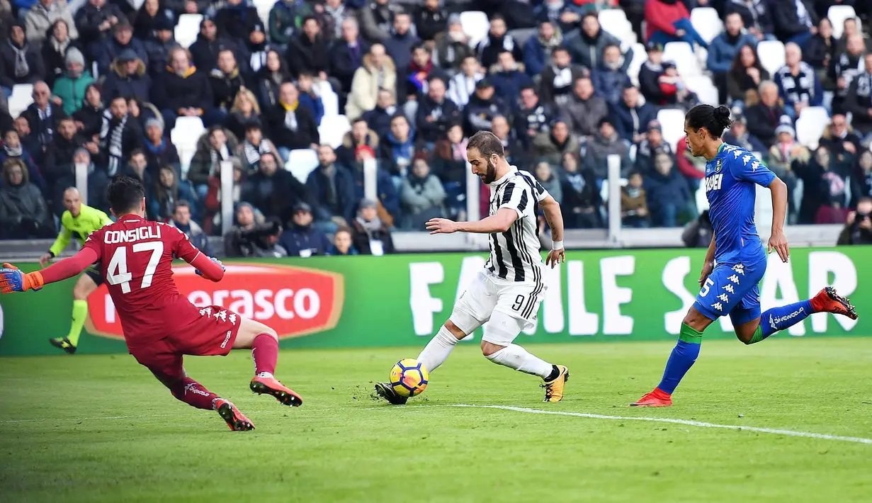 Aksi pemain Juventus, Gonzalo Higuain (tengah) membobol ke gawang Sassuolo pada lanjutan Serie A di Allianz Stadium, Turin (4/2/2018). Juventus menang 7-0. (Alessandro Di Marco/ANSA via AP)