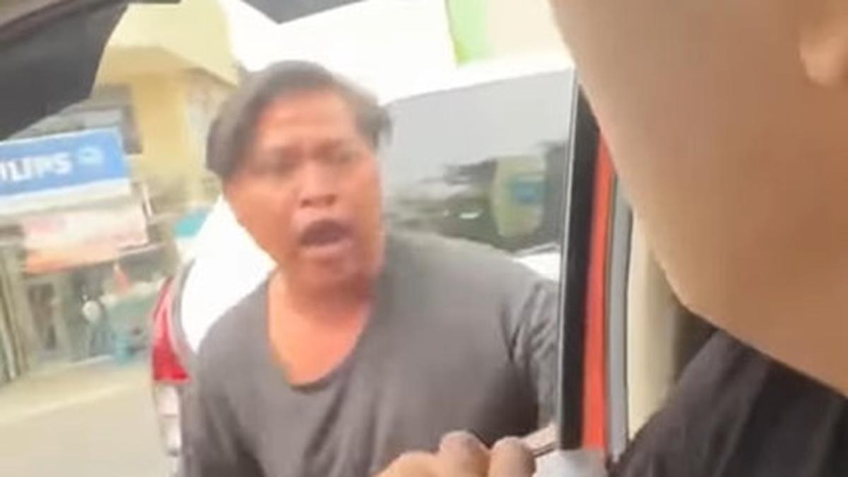 Sopir Angkot Diduga Rusak Mobil Pengendara Buntut Diadang Saat Serobot Macet