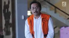 Gubernur Kepulauan Riau nonaktif Nurdin Basirun usai menjalani pemeriksaan di Gedung KPK, Jakarta, Selasa (10/9/2019). Nurdin Basirun diperiksa sebagai tersangka kasus dugaan suap izin prinsip dan izin lokasi pemanfaatan laut, proyek reklamasi di wilayah Kepulauan Riau. (merdeka.com/Dwi Narwoko)