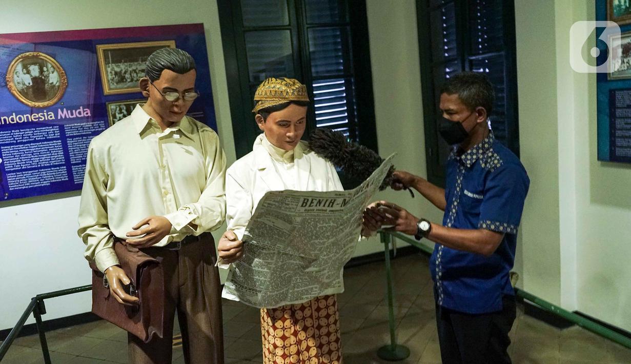 Petugas membersihkan diorama di Museum Sumpah Pemuda, Jakarta, Rabu (27/10/2021). Jelang peringatan Hari Sumpah Pemuda pada tanggal 28 Oktober, pengelola Museum Sumpah Pemuda mulai membenahi museum. (Liputan6.com/Faizal Fanani)