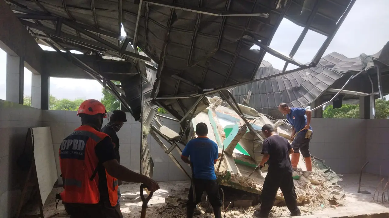 Sejumlah bangunan di Kota Sukabumi rusak diterjang hujan deras disertai angin kencang, pada Minggu (25/1/2026)