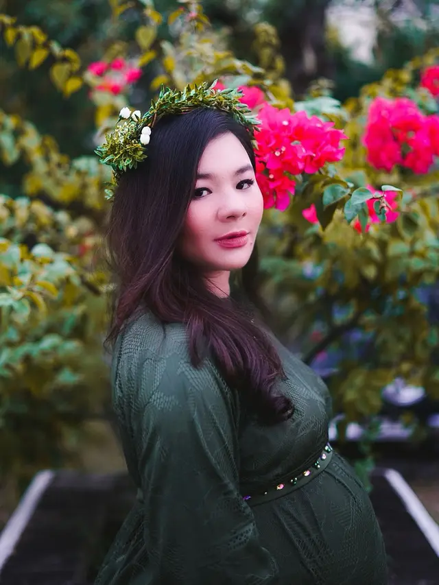 5 Maternity Shoot Terbaru Eriska Rein Bersama Suami dan Anak