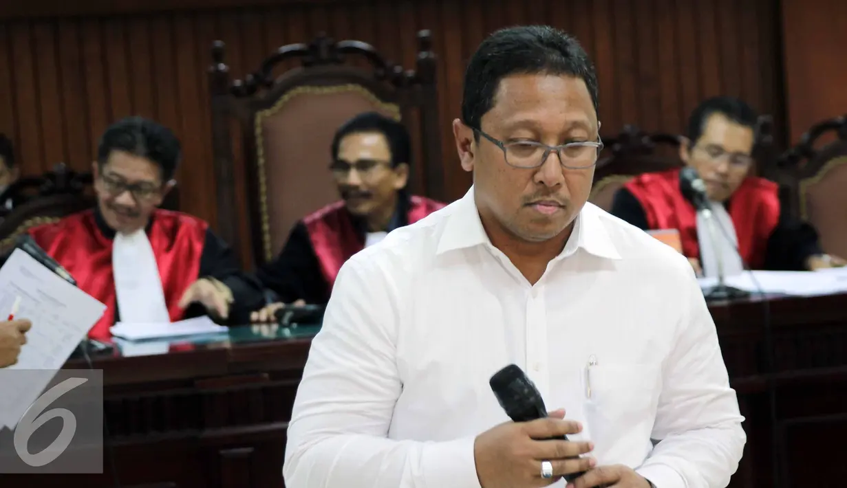 Seorang saksi dari pihak pertamina menghadiri sidang Willy Sebastian Liem di Tipikor Jakarta, Senin (29/6/2015). Willy didakwa menyuap Suroso Atmomartoyo saat menjabat Direktur Pengolahan PT Pertamina sebesar USD 190 ribu. (Liputan6.com/Helmi Afandi)