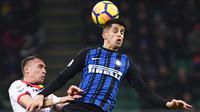 Duel pemain Inter Milan, Joao Cancelo (kanan) saat berebut bola dengan pemain Benevento, Gaetano Letizia (kiri) pada lanjutan Serie A Italia di San Siro stadium, Milan, (24/2/2018). Inter menang 2-0. (AFP/Marco Bertorello)
