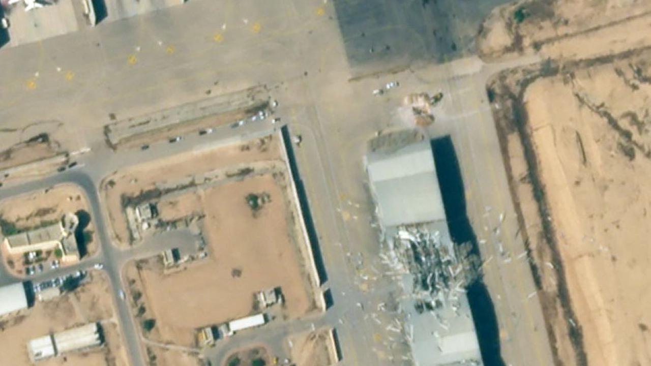 Terungkap lewat citra satelit Planet Labs pada 2 Oktober 2024, pangkalan militer Israel tersebut tampak babak belur setelah dihantam rudal Iran.&nbsp;Foto: Planet Labs PBC/AFP