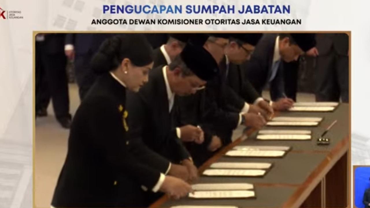 Thomas Djiwandono dan Juda Agung Ikut Ucap Sumpah Jabatan Jadi Komisioner OJK