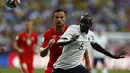Mamadou Sakho (Perancis - kanan) mencoba menghalangi pergerakan pemain depan Timnas Swiss, Haris Seferovic, saat berlaga di babak penyisihan Piala Dunia 2014 Grup E di Stadion Fonte Nova, Salvador, Brasil, (21/6/2014). (REUTERS/Marcos Brindicci)