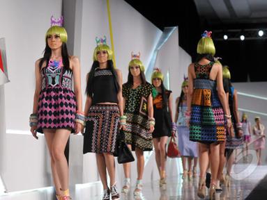 Model berjalan diatas catwak saat memperagakan koleksi terbaru desainer Lenny Agustin yang bertema Borneo off Beat dalam Indonesia Fashion Week 2015 di JCC Senayan, Jakarta, Sabtu (28/2). (Liputan6.com/Panji Diksana)