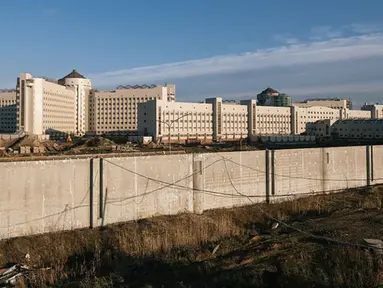 Penjara baru bernama Kresty-2 setelah pendahulunya, mampu menampung 4.000 narapidana dan penjara ini merupakan yang terbesar di Eropa. Penjara Kresty bekas penjara untuk tahanan politik selama era Tsar dan Soviet. (Dailymail)