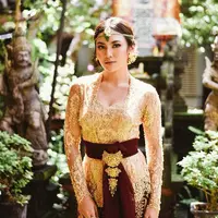 Lakukan sembahyang, Mahalini Raharja terlihat menawan dengan kebaya Bali gold. Dipadukan dengan kain Tenun Bali dan selendang berwarna gelap. [@mahaliniraharja]