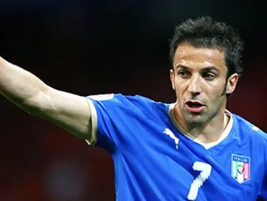Italian forward Alessandro Del Piero gestures during the Euro 2008 Championships Group C football match the Netherlands vs. Italy on June 9, 2008 at the stade de Suisse in Bern. AFP PHOTO - DDP / RONNY HARTMANN