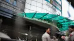 Personel kepolisian disiagakan jelang penyitaan aset di Gedung Granadi, Jakarta, Senin (17/12). Penjagaan ketat tersebut dikarenakan akan ada aksi yang menuntut semua aset Soeharto, keturunan dan kroni-kroninya disita negara. (Liputan6.com/Faizal Fanani)