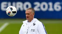 Pelatih Prancis, Didier Deschamps, saat memimpin latihan jelang laga Piala Eropa di Clairefontaine-en-Yvelines, Yvelines, Minggu (12/6/2016). (AFP/Franck Fife)