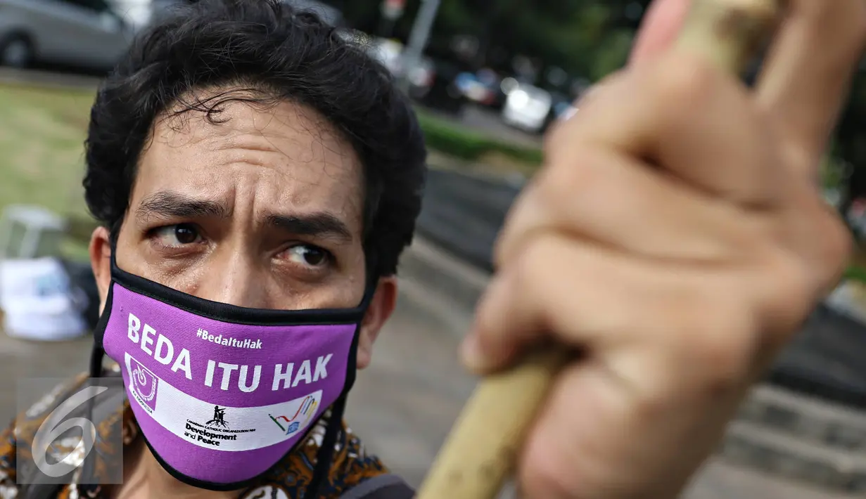 Pengunjuk rasa memakai masker saat melakukan aksi di Jakarta, Selasa (3/5). World Press Freedom Day 2016 mengusung tema 'Berbeda itu Hak' bertujuan membangun kembali pemahaman publik akan toleransi dan kebhinekaan. (Liputan6.com/Immanuel Antonius)