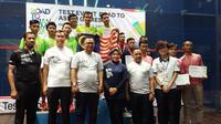 Ketua PB PSI Alfitra Salamm saat foto bersama para juara test event Road to Asian Games Squash Indonesia, Sabtu (16/9/2017). (Bola.com/Erwin Snaz)